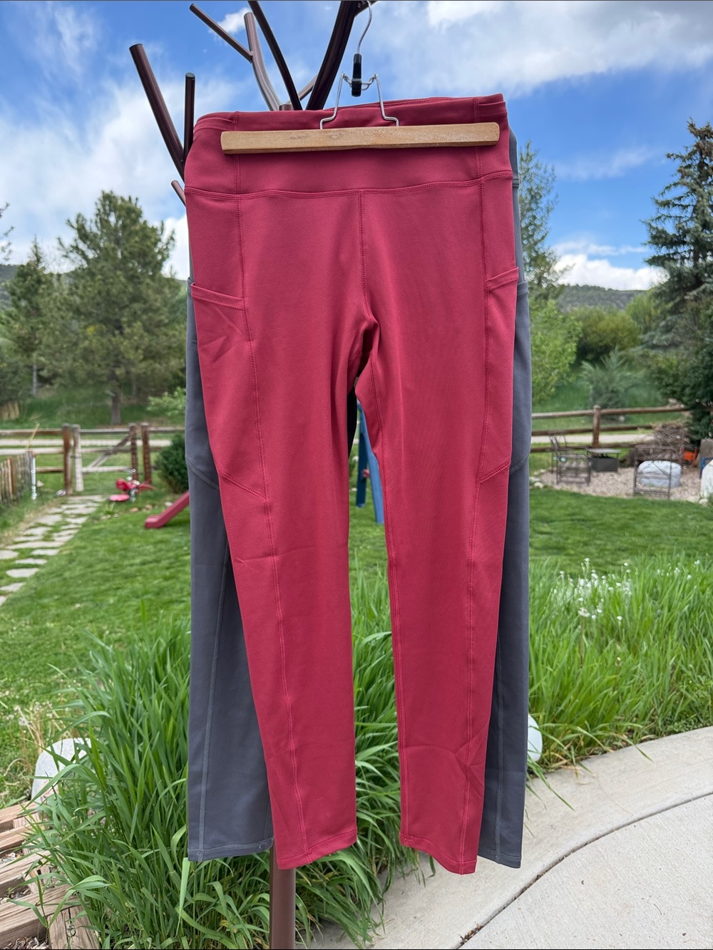 2 pairs of Pocket Leggings in Deep Rose and in Charcoal